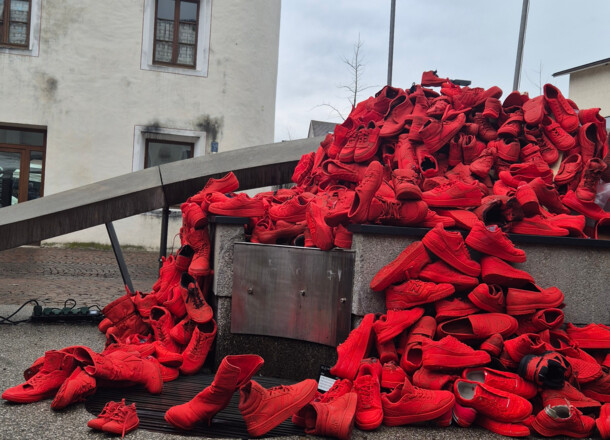 Bressanone celebra la Giornata della Memoria con l’installazione collettiva “Scarpette Rosse” nell’80° anniversario dalla fine della Seconda Guerra Mondiale