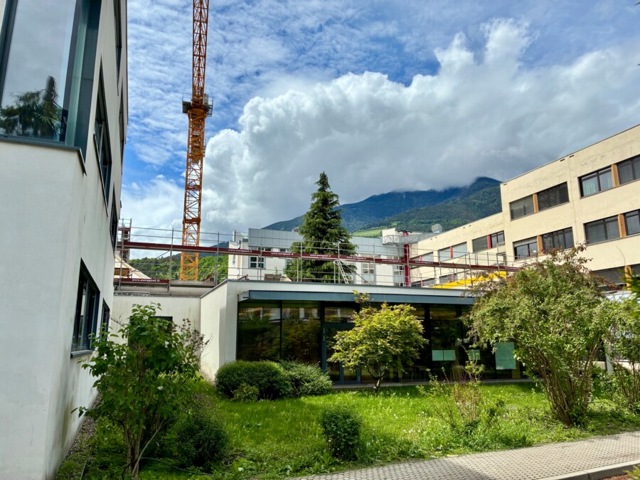 Riqualificazione energetica in corso: la scuola Tschurtschenthaler verso un futuro sostenibile