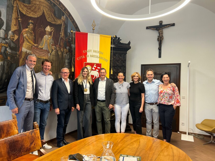 Anika Niederwieser accolta in Giunta comunale – Il Comune di Bressanone rende omaggio a un’eccezionale impresa sportiva