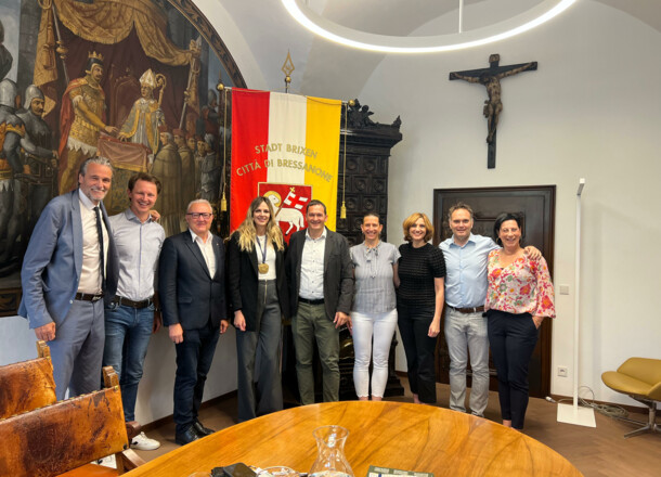 Anika Niederwieser accolta in Giunta comunale – Il Comune di Bressanone rende omaggio a un’eccezionale impresa sportiva