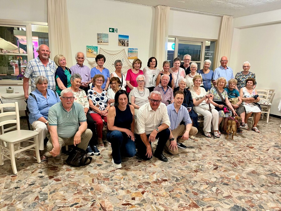 Gli anziani di Bressanone si godono giorni di vacanza al mare e in montagna