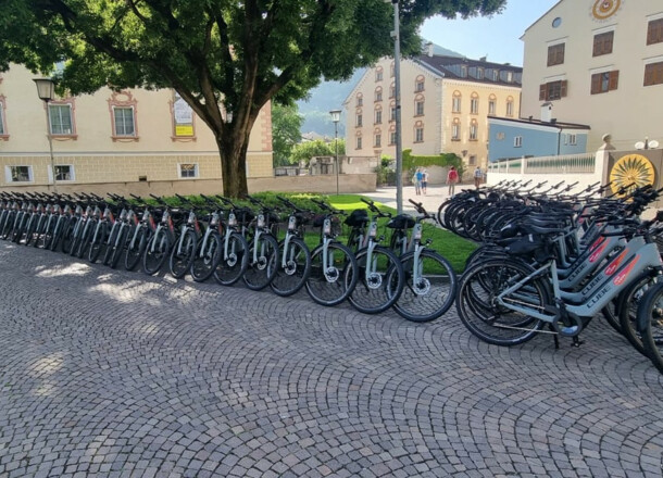 Mobilità sostenibile a Bressanone: consegnate 65 nuove e-bike