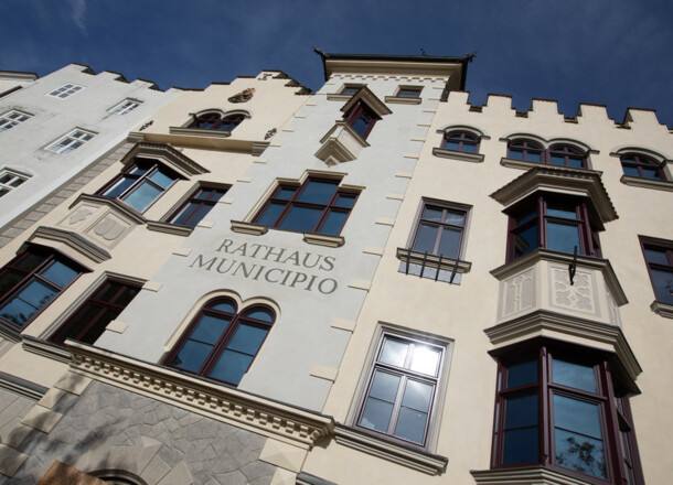 Firmati i contratti del passaggio delle caserme Schenoni e Reatto al Comune