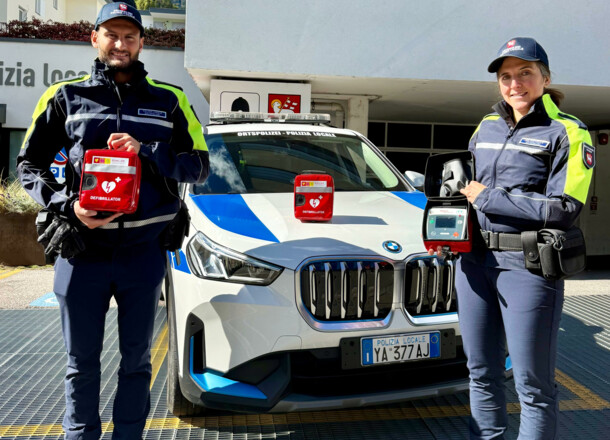 Polizia Locale di Bressanone pronta per le emergenze: installati tre defibrillatori nei veicoli di servizio